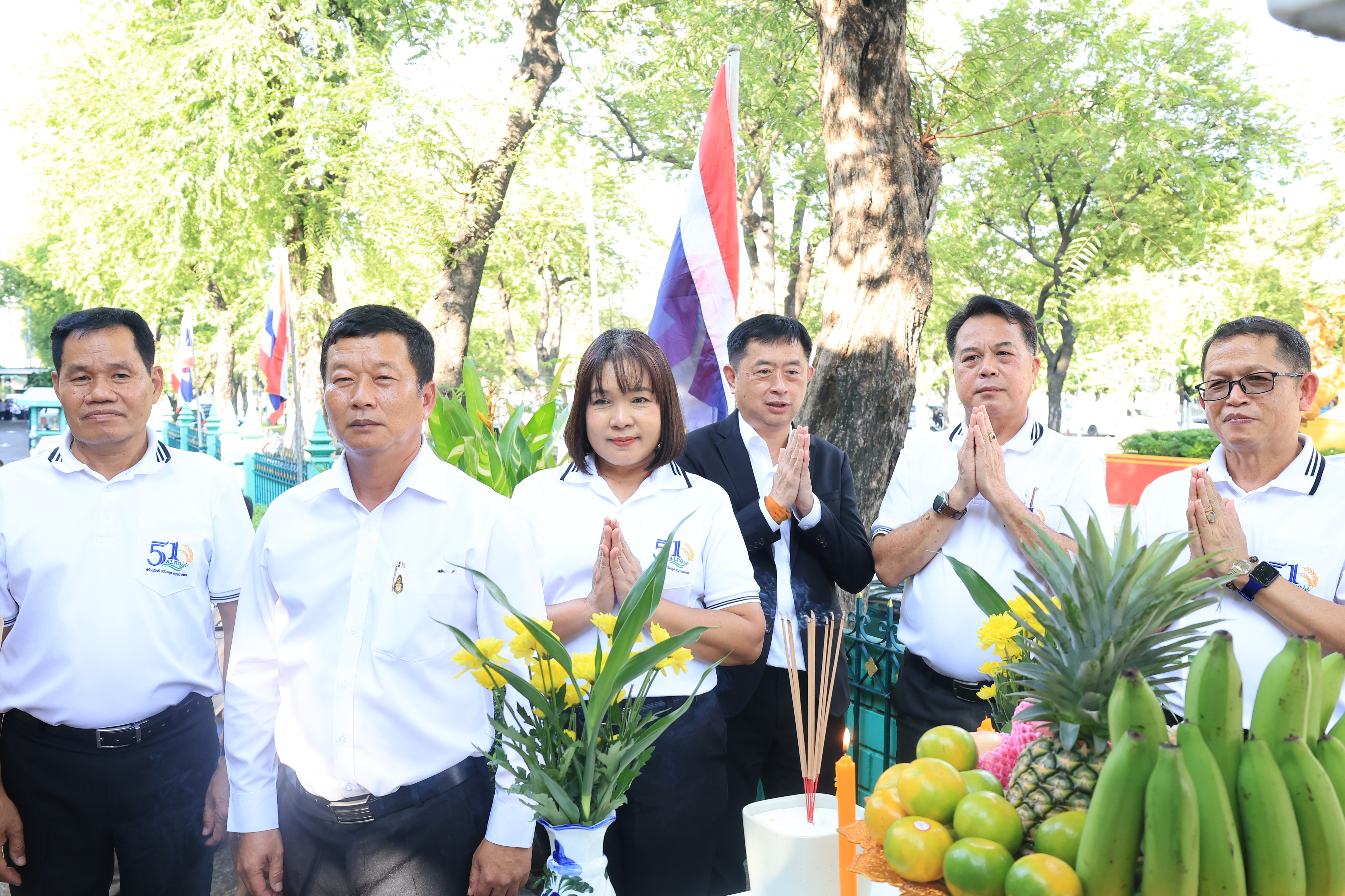 title - เลขาธิการ ส.ป.ก. และผู้เกษียณอายุราชการ สักการะสิ่งศักดิ์สิทธิ์ประจำ กระทรวงเกษตรและสหกรณ์ และ สำนักงานการปฏิรูปที่ดินเพื่อเกษตรกรรม เนื่องในโอกาสเกษียณอายุราชการ